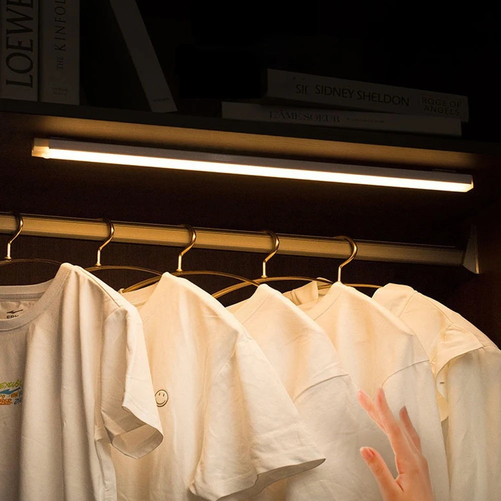 SmartLight Sense™ – Lampe LED Magnétique & Rechargeable à Capteur Intelligent