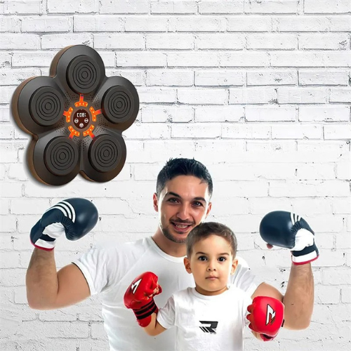 Image de la machine de boxe PowerBeat, fixée au mur, avec lumières synchronisées à la musique pour un entraînement interac...